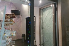 Auto come ariete, spaccata al Glam bar