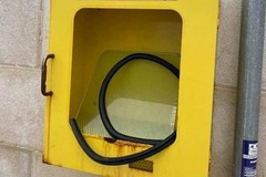 Vandali in città: nel mirino un'isola ecologica e un portadefibrillatore