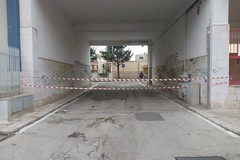 Crolla un cornicione. Chiuso un tratto di via Verzillo