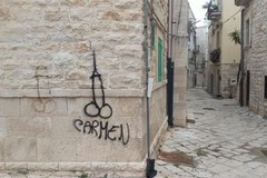 Sfregiato il borgo antico: i residenti chiedono un intervento del Comune