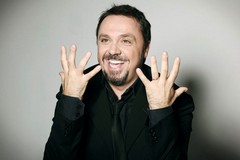 Stasera lo show "Portati una sedia" con Gabriele Cirilli. Prima il rientro del Manto