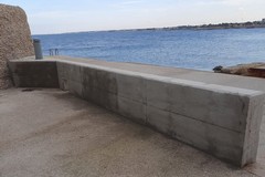 Tommaso Depalma e Giuseppe Marcotriggiano ripuliscono le scritte a Levante