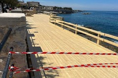 Stop alle opere sul lungomare di Ponente: «Passerella e manufatti non conformi»