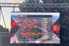 Bari-Cagliari, maxischermo all'esterno del PalaPansini per la finale di ritorno