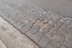 Asfalto cede in via Molfetta: le preoccupazione di automobilisti e commercianti