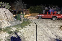 Fuoco in località Trincea: in fumo cataste di legno in un parcheggio