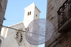 A Giovinazzo via Cattedrale è un omaggio ai rosoni di Puglia