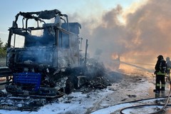 Tir in fiamme sulla statale 16 bis: uscita obbligatoria a Giovinazzo Nord in direzione Foggia