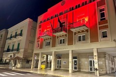Violenza sulle donne, Palazzo di Città si illumina di rosso