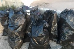 #savetheworldchallenge: così a Giovinazzo una coppia pulisce volontariamente la costa