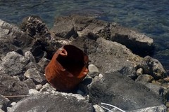 Bidone arrugginito abbandonato a Levante