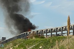 Auto in fiamme a Giovinazzo sulla 16 bis: traffico rallentato