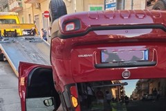 Auto capovolta, tragedia sfiorata in via Gioia