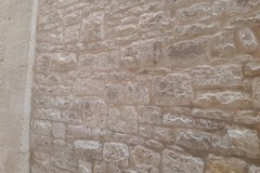 Ripulita una scritta in vico Arco Cattese