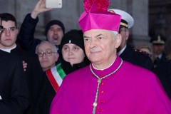 Mons. Cornacchia in visita ai presepi Aiap