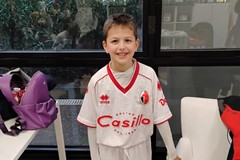 Autografi dai calciatori del Bari nonostante la sconfitta. Il bimbo di Giovinazzo commuove gli sportivi