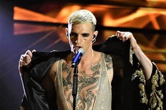 Il vestito di Achille Lauro come una tovaglia. Il commento di un giovinazzese finisce sul Corriere