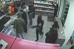 Armati di pistole rapinano la Dill's. Arrestati due fratelli