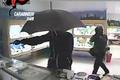 Si finge cliente, ma è complice dei rapinatori: arrestato