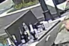 Rifiuti in piazza Stallone: il VIDEO dei bagordi di un gruppo di ragazzi
