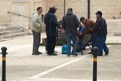 La panchina rotta? La riparano i cittadini