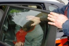 Aggredisce la convivente per estorcerle denaro. Arrestato