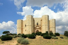 «Amleto, la colpa, la riparazione», il teatro che nasce dal basso di “Senza Piume” in scena a Castel del Monte
