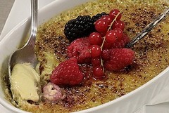 Crema caramellata al pistacchio con lamponi