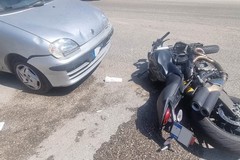Sbalzato dalla moto dopo lo scontro finisce contro un'altra auto: ferito