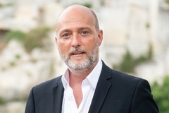 «Assoldare tutti gli autobus necessari attingendo dalle flotte delle migliaia di aziende di noleggio in ginocchio»