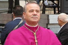 Scuola, distribuiti segnalibri con pensiero di Mons. Martella