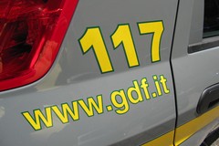 Blitz in piazza Porto. Anche finanzieri e unità antidroga