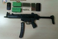 Fermato per un controllo, spunta un mitragliatore. Arrestato un 42enne