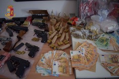 Armi, droga e soldi: incastrati in tre dopo il pedinamento della Polizia
