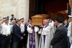 L'ultimo, lungo e inarrestabile addio a don Mimmo