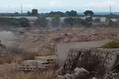 Ancora fumo dai capannoni in fiamme giorni fa: la denuncia di PVA - VIDEO