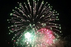 Tutti col naso in su: in migliaia a Ponente per i fuochi d'artificio