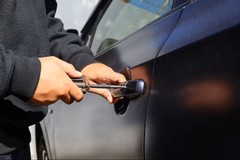 Le rubano l'auto a Giovinazzo con alcune ceramiche: lo sfogo social diventa virale