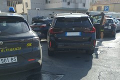 Sfugge all'alt e viene inseguito: arrestato un 21enne del clan Capriati