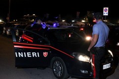 Aggredisce i militari per sfuggire al controllo: arrestato