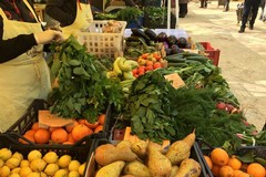 In piazza Vittorio Emanuele II i mercatini di Coldiretti e degli hobbisti