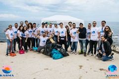 Il lungomare di Ponente ripulito dai volontari: 15 buste di rifiuti e tanta plastica