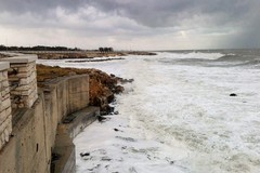 Le spettacolari immagini del mare in burrasca sotto la neve