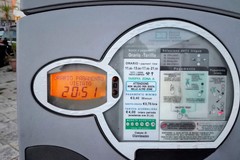 Il parchimetro non dà il biglietto: lo multano lo stesso