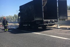 Camion in fiamme sulla 16 bis: code e traffico rallentato
