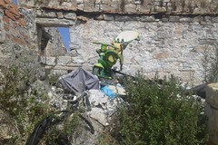 Mini-discarica a cielo aperto in via Marzella