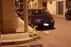 Abbandono costante di indifferenziato in strada in via XX Settembre