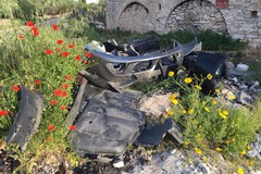 Pezzi d'auto ai piedi di Torre Bonvino