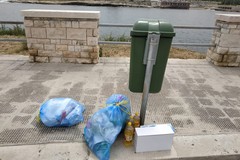 Bustoni di indifferenziato abbandonati sul lungomare Esercito Italiano