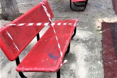 Rimessa al suo posto la panchina in piazzetta Kennedy